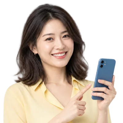 拿著手機微笑的女性